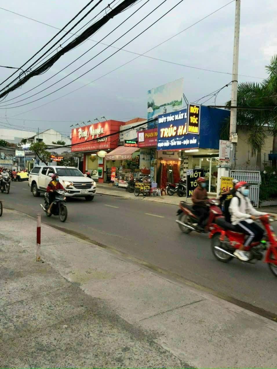 Bán nhà mặt tiền 6,5x35m giá 17 tỷ Đường Phan Văn Hớn - Ảnh chính